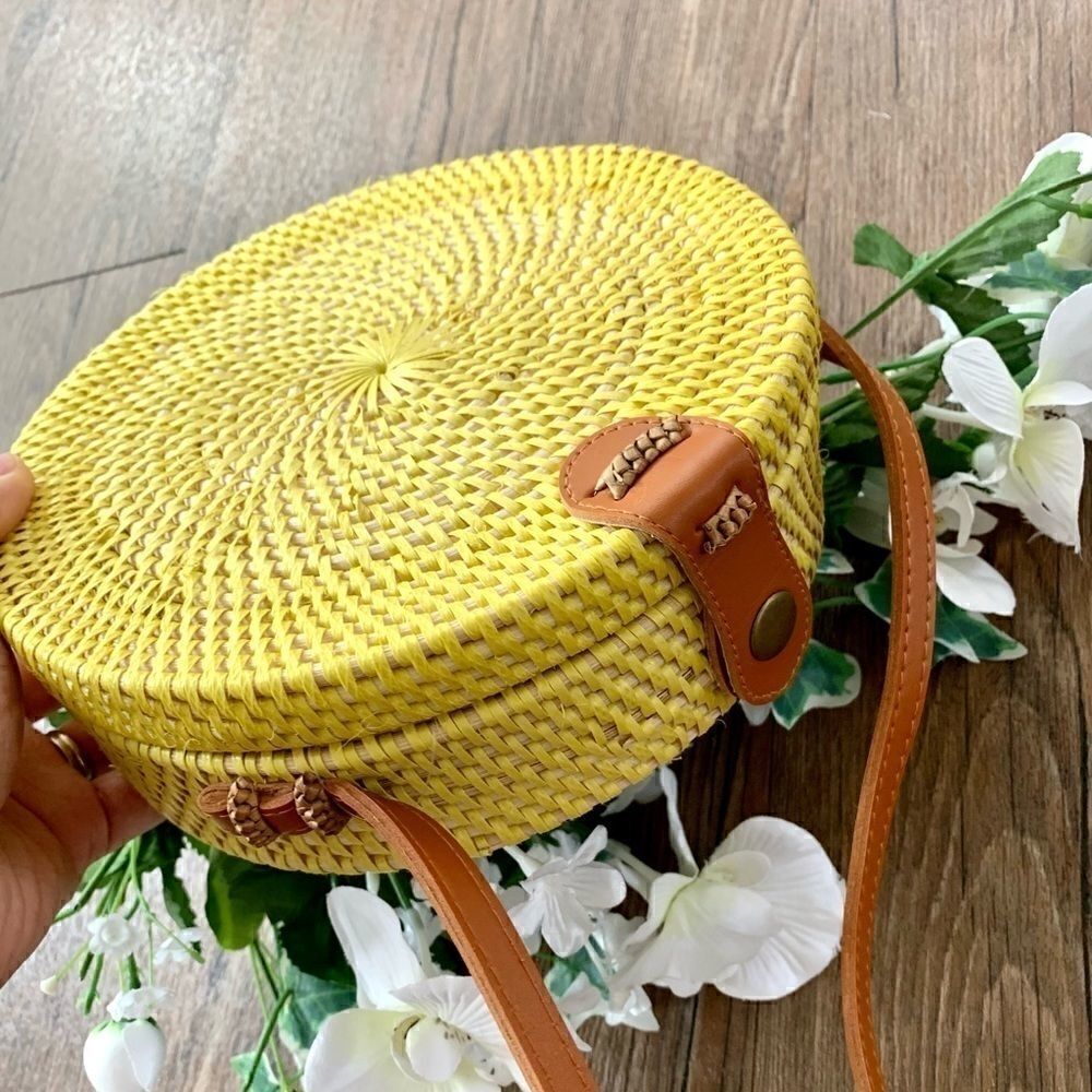 Collection 18 Hand-Crafted round Crossbody. - Picture 4 of 13